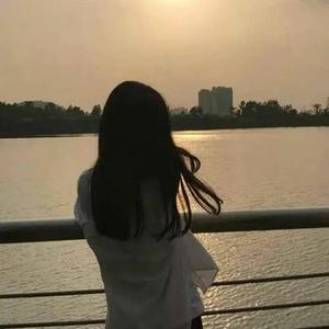 扒开她粉嫩的小缝尿进去微博
